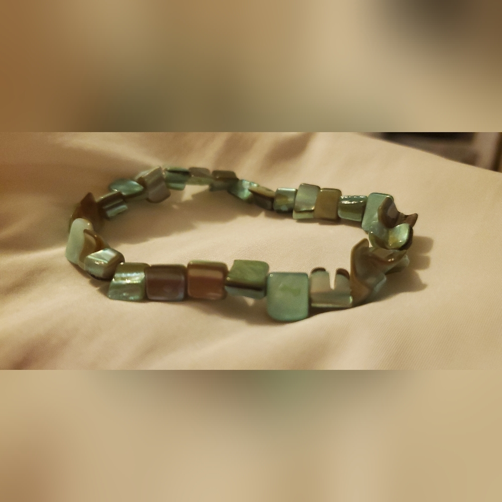 Shell 🐚 Handmade Stretch Bracelet - Picture 2 of 4